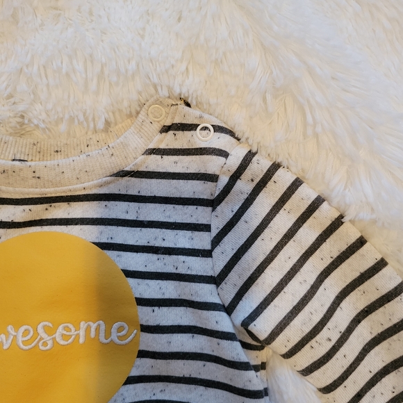 BUNDLE!!! Awesome Crewneck with Levi Jeans - Picture 2 of 5